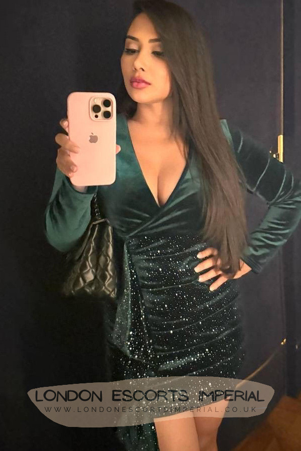 London Escort Girl Wide Hips 32D