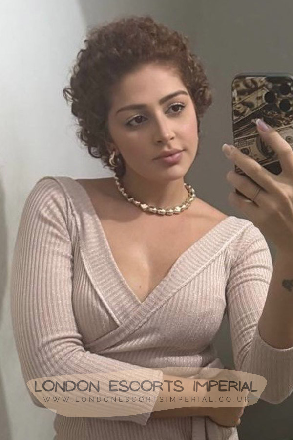 London Escort Girl Towering Curly Hair Very Tall Long Tallest 34C